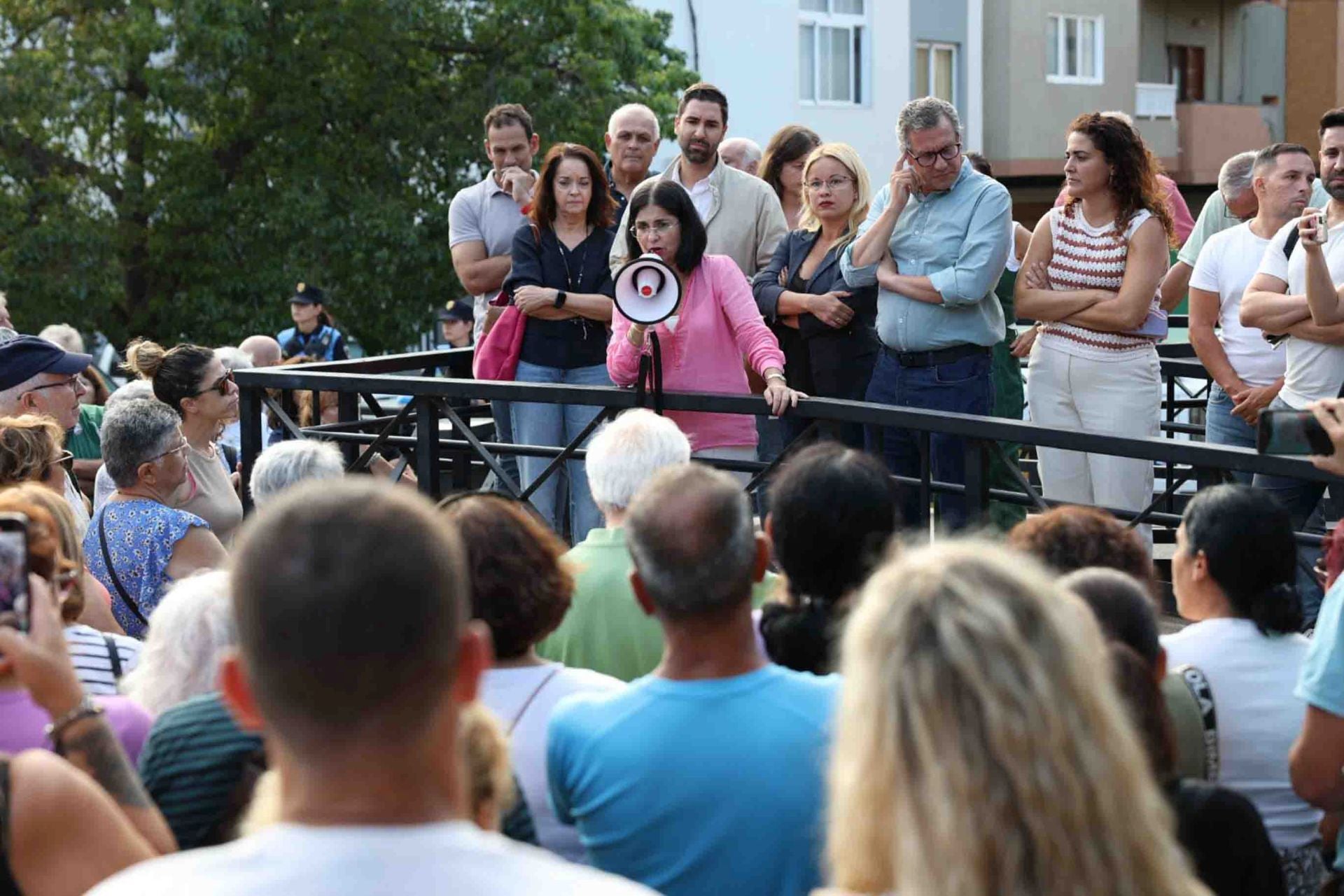 Los vecinos de Las Torres abandonan la reunión con Carolina Darias y se manifiestan en la plaza