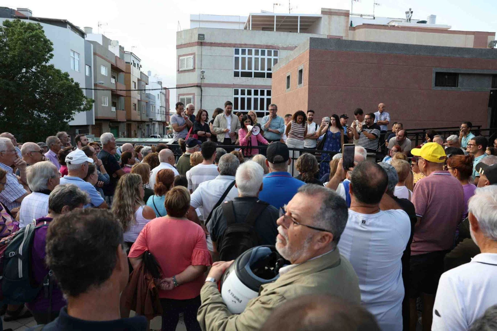 Los vecinos de Las Torres abandonan la reunión con Carolina Darias y se manifiestan en la plaza