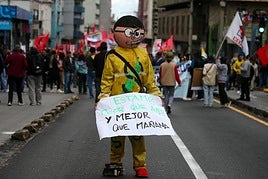 Una persona con un cartel en el que advierte del declive social.