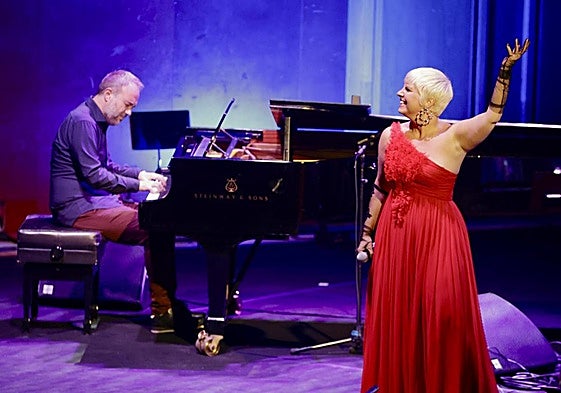 Pasión Vega y el pianista Moisés P. Sánchez, el pasado miércoles, en la presentación de la temporada de la Fundación Auditorio y Teatro de Las Palmas de Gran Canaria.