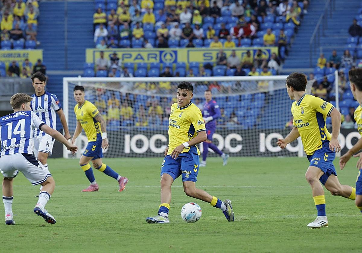 Imagen principal - Iván Gil frena la ansiedad amarilla a base de goles