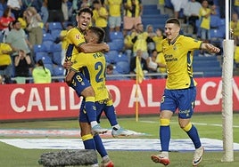 Iván Gil es abrazado por Pejiño, mientras se acerca a hacer lo propio Lukovic. El extremo de Viladecans rompió el empate inicial tras una excelente jugada de los amarillos por el flanco derecho.