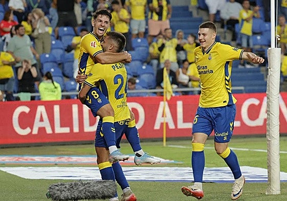 Iván Gil es abrazado por Pejiño, mientras se acerca a hacer lo propio Lukovic. El extremo de Viladecans rompió el empate inicial tras una excelente jugada de los amarillos por el flanco derecho.