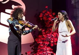 Ara Malikian y Valeria Castro, durante la actuación en Sevilla.