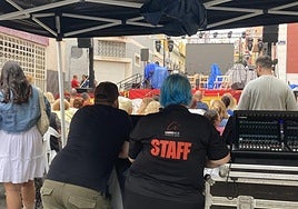 Una trabajadora de Camino Viejo Producciones SL, en las fiestas del Carmen de La Isleta, el pasado mes de julio.