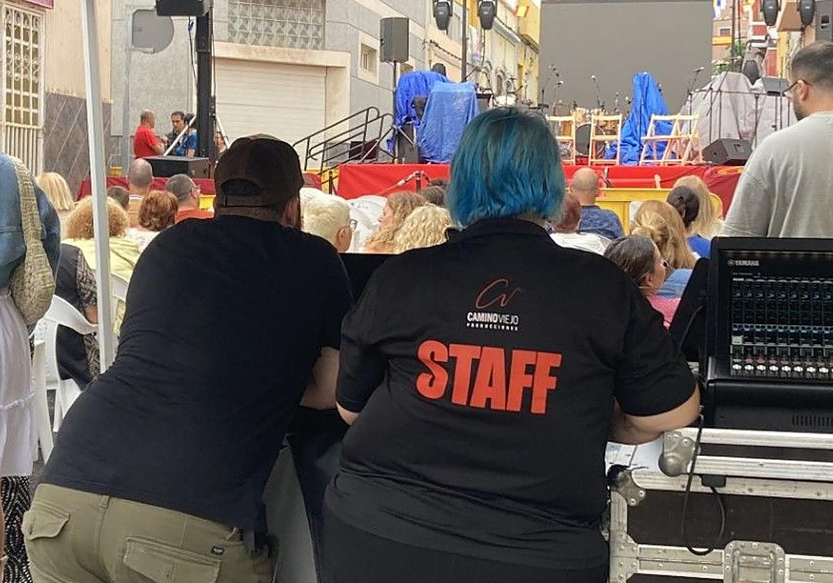 Una trabajadora de Camino Viejo Producciones SL, en las fiestas del Carmen de La Isleta, el pasado mes de julio.