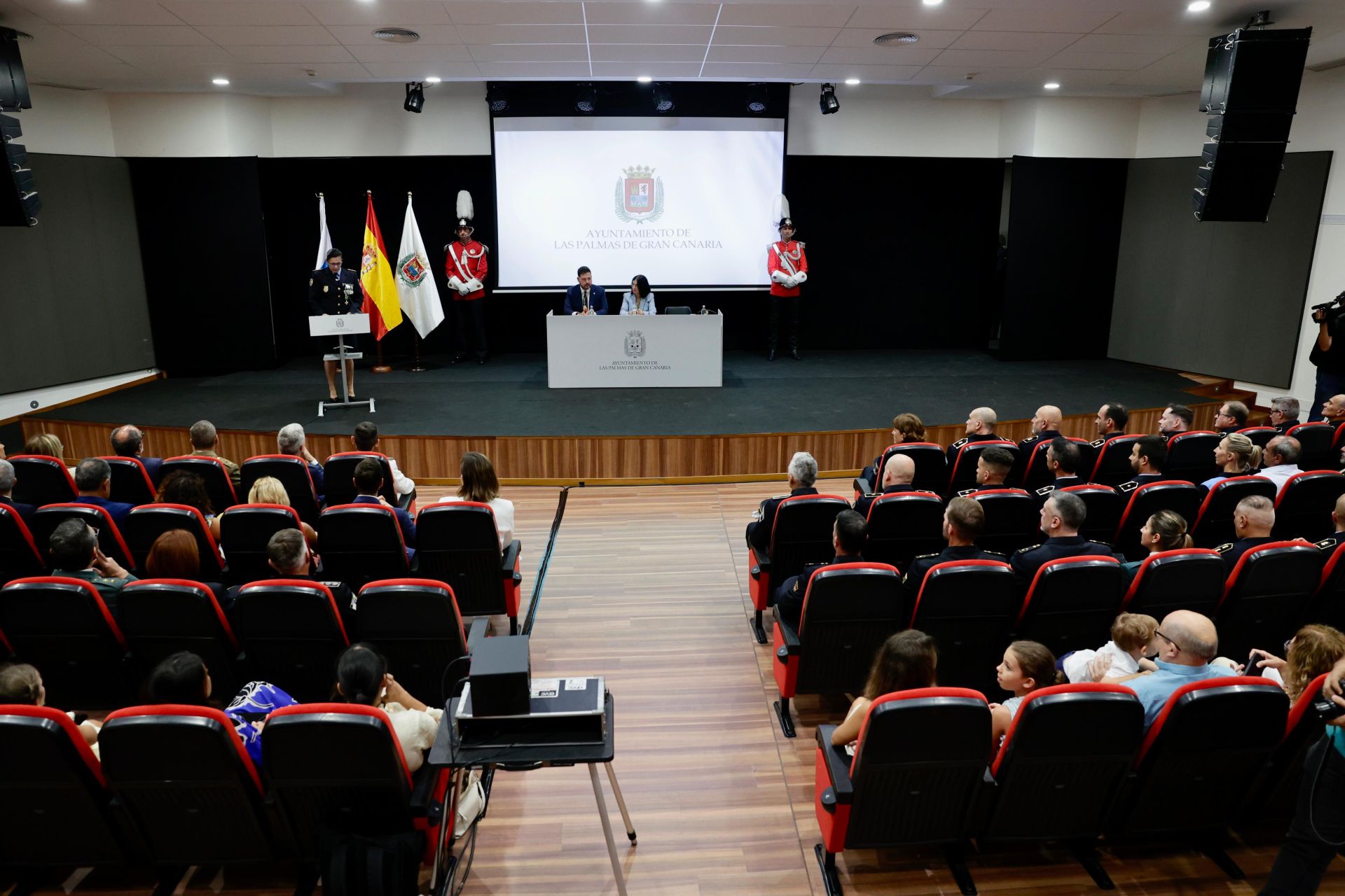 Las Palmas reconoce la labor de 28 policías locales en el día de su patrón