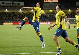 Amatucci, Iván Gil, Ale García y Clemente celebrando un tanto amarillo.