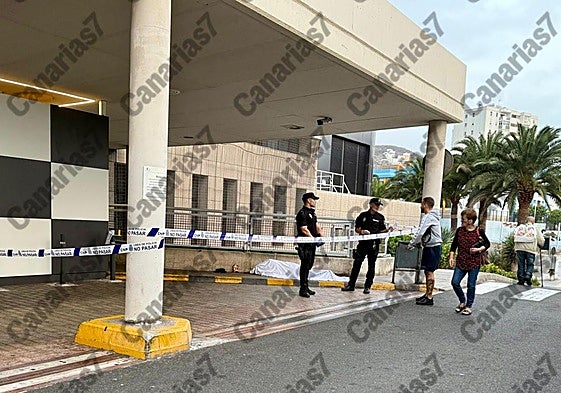Imagen de la persona fallecida el pasado lunes a las puertas de las Urgencias del hospital Insular.