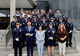 Policías reconocidos en este acto junto a Carolina Darias.
