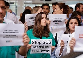 Personal médico concentrado a las pueras del hospital Doctor Negrín este viernes.