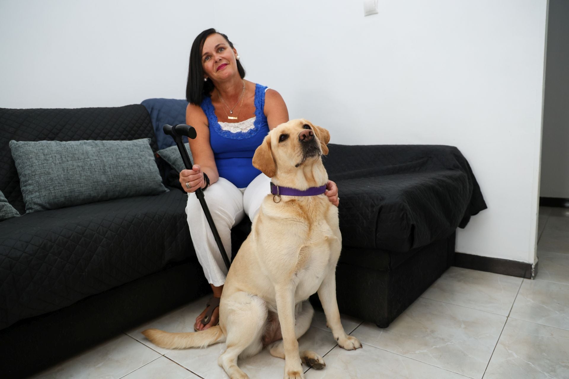 Sandra Suárez y Aika, su inseparable mascota, en su domicilio.