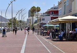 Usuarios pasean y toman algo en las terrazas de Las Canteras.