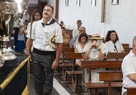 Caminantes ante la Virgen en la ermita.