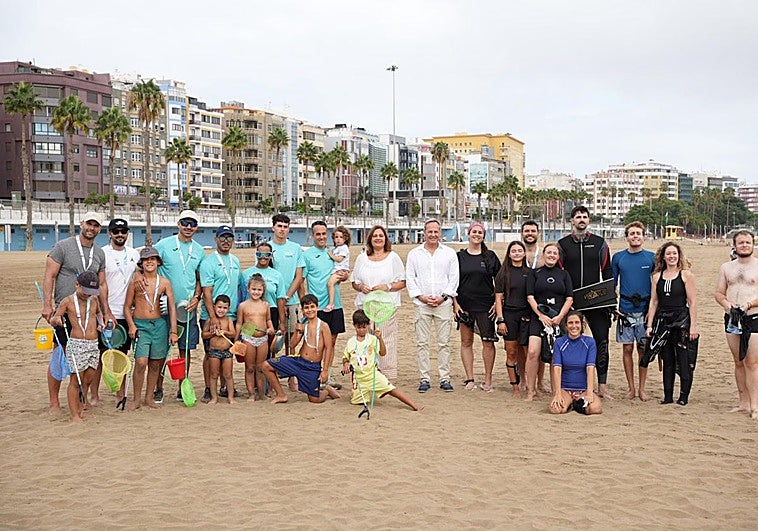 Foto de familia de los voluntarios y autoridades presentes en la recogida de residuos.