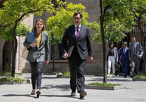 El presidente de la Generalitat, Salvador Illa, junto a la consellera de Asuntos Sociales e Inclusión, Mònica Martínez Bravo.