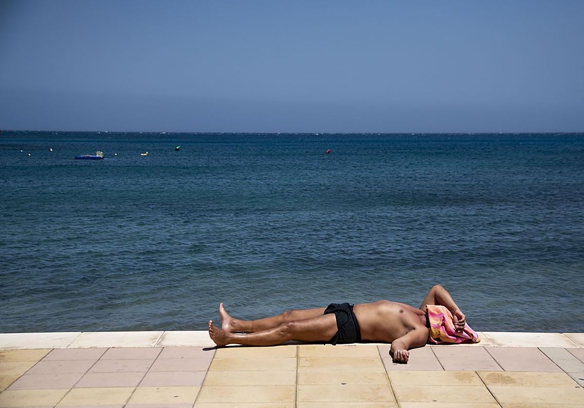 Un hombre tomando el sol.