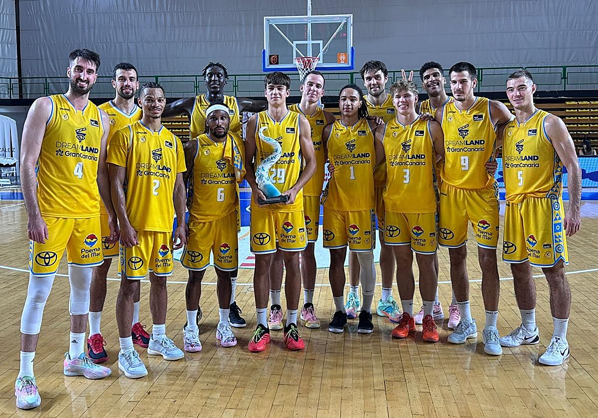 Imagen del equipo con el trofeo de campeón conquistado en Ourense.
