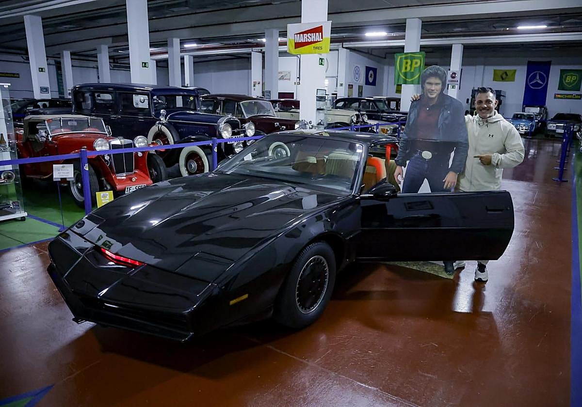 Pedro Suárez posa junto a una figura de David Hasselhoff y su réplica de 'El choche fantástico'.