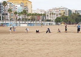 Limpieza de los fondos de la playa de las Alcaravaneras