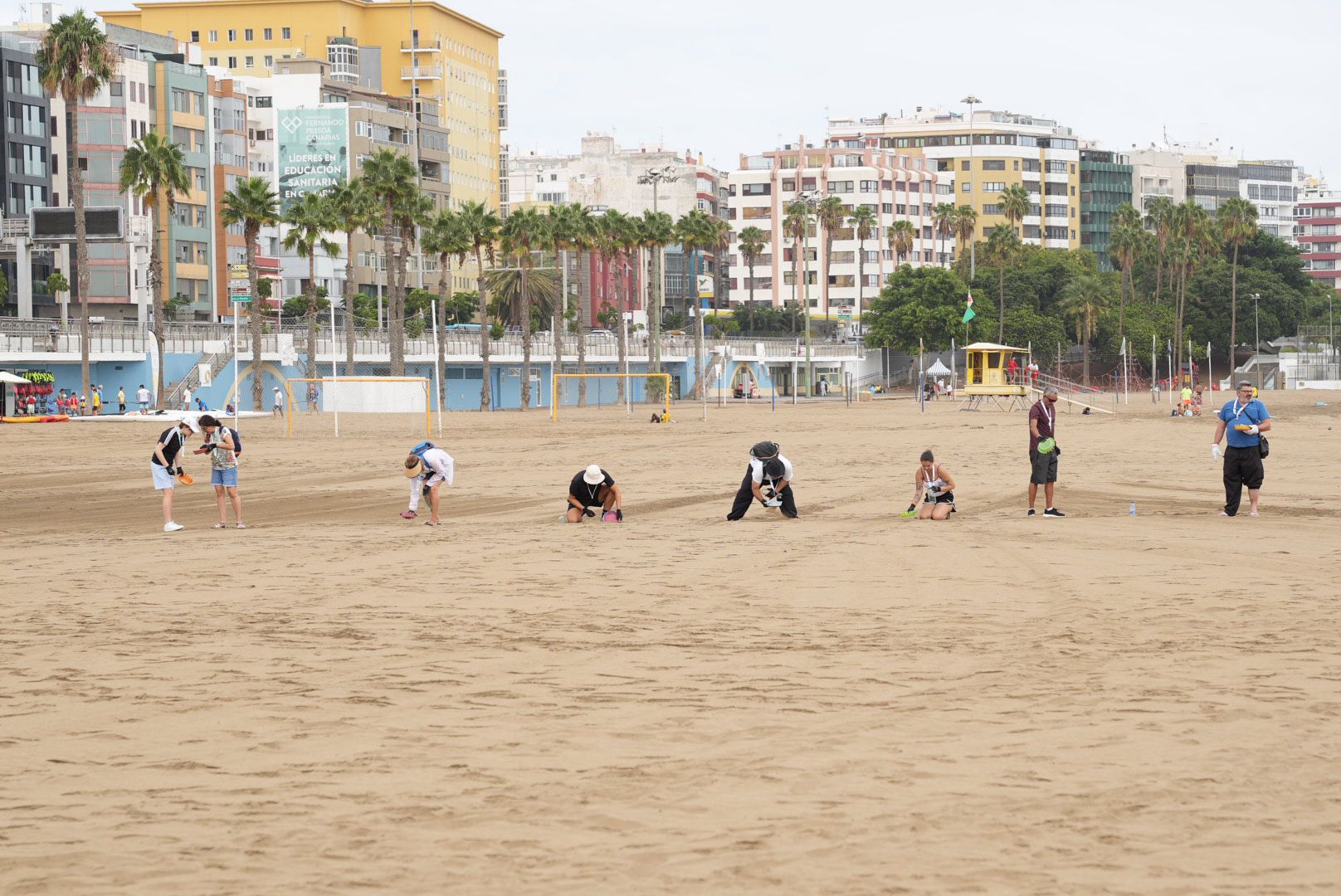 Limpieza de los fondos de la playa de las Alcaravaneras