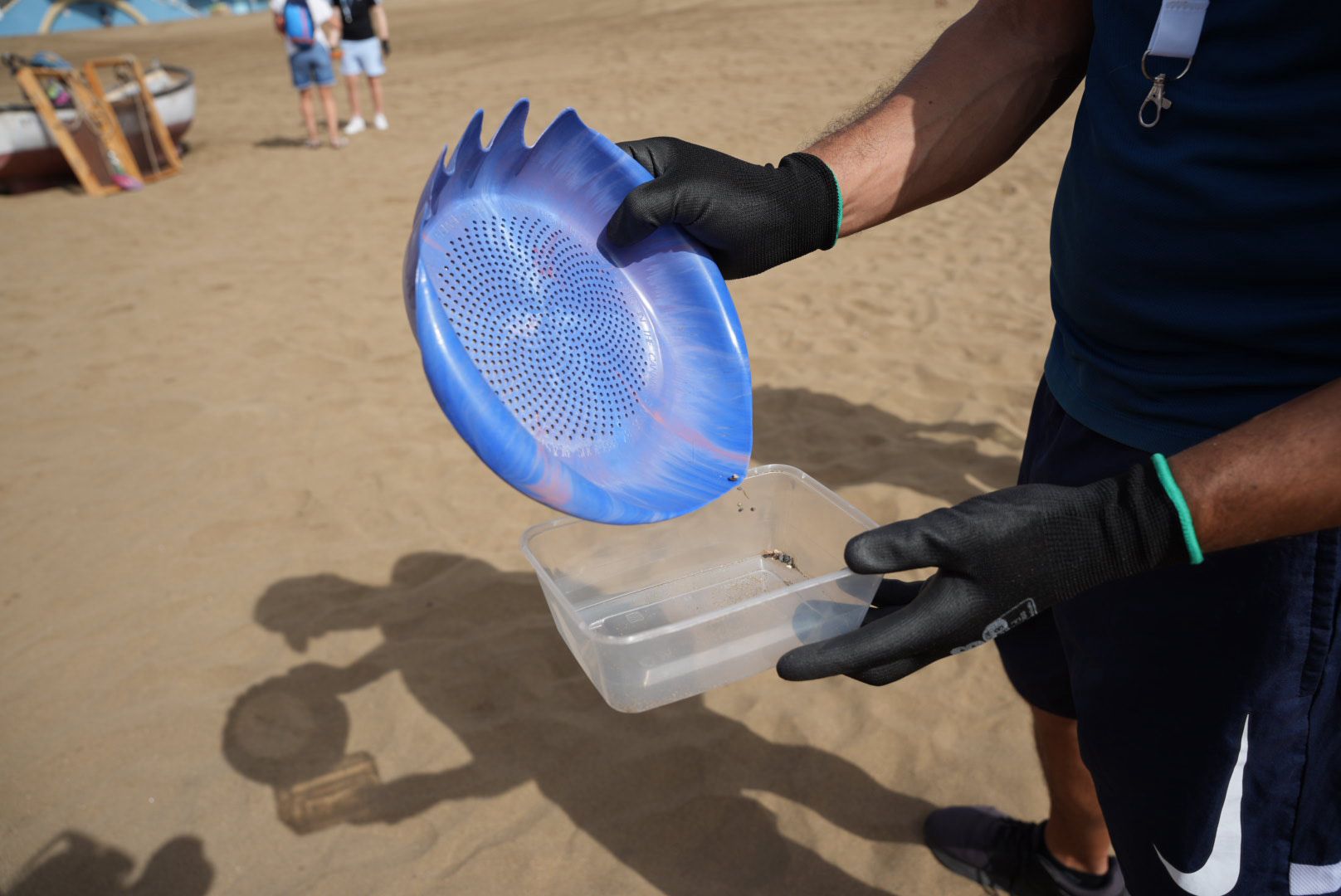 Limpieza de los fondos de la playa de las Alcaravaneras