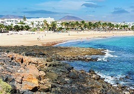 Bañistas en agosto en Costa Teguise.