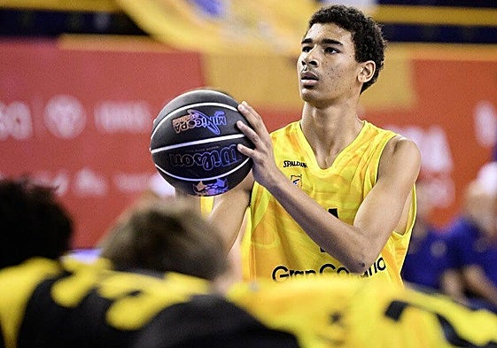 Shaun Stewart lanza un tiro libre en la Minicopa Endesa 2025.