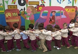 Imagen de archivo de niños y niñas en una escuela infantil.