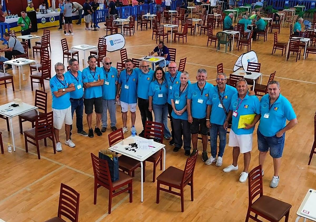 Imagen principal - Imágenes de varios torneos y certámenes de dominó en las islas.