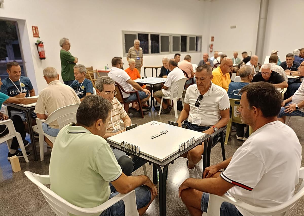 Imagen secundaria 1 - Imágenes de varios torneos y certámenes de dominó en las islas.