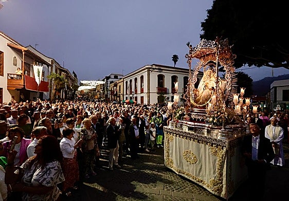 El Día de las Marías se culminó con la procesión de la Virgen del Pino por las calles del casco.