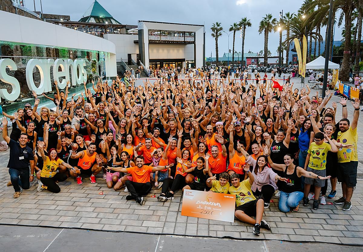 Zumbarenas llenó de ritmo y solidaridad la Plaza de la Fuente de Las Arenas