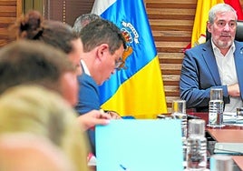 El presidente de Canarias, Fernando Clavijo (d), este lunes en la reunión semanal del Consejo de Gobierno.