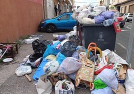 Imagen de los contenedores de basura rebosados en Almatriche este fin de semana.