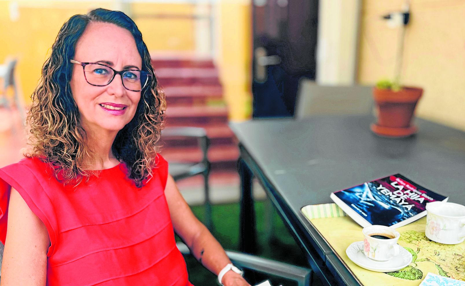 La escritora Belkys Rodríguez, junto a su novela y mientras se realizó esta entrevista.