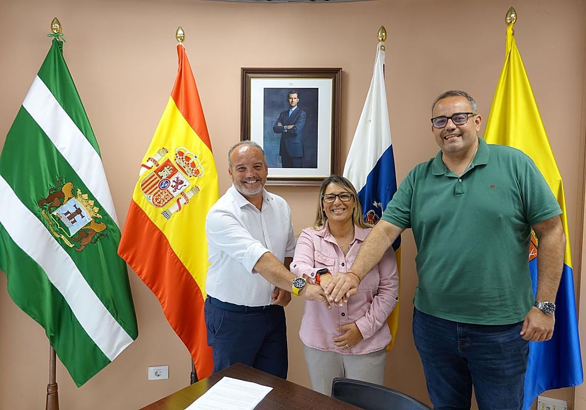 Lucrecio Suárez, Vanesa Martín y Rayco Padilla, de Somos PP, tras la firma del pacto.