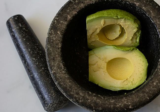 Machacamos los aguactes en un mortero
