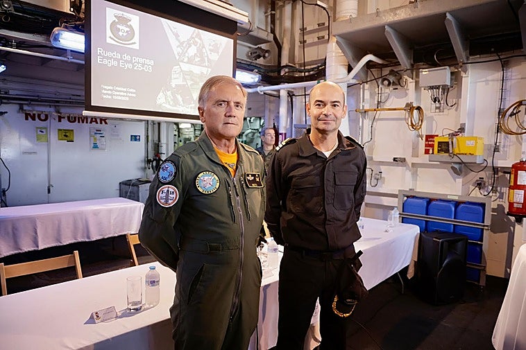 El teniente general Julio Nieto (i) y el comandante de la fragata Cristóbal Colón, Gabriel Pita (d).