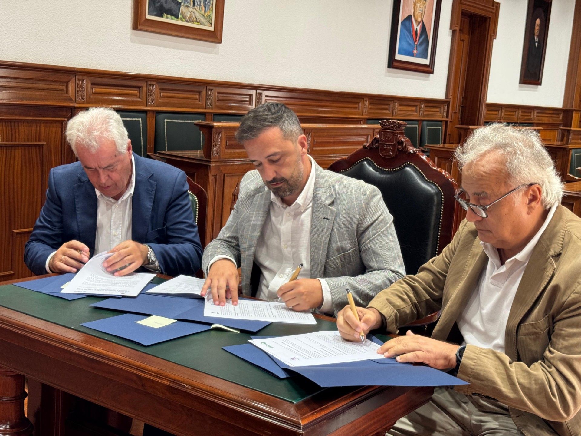 Imagen de la firma del convenio en las Casas Consistoriales de Telde.