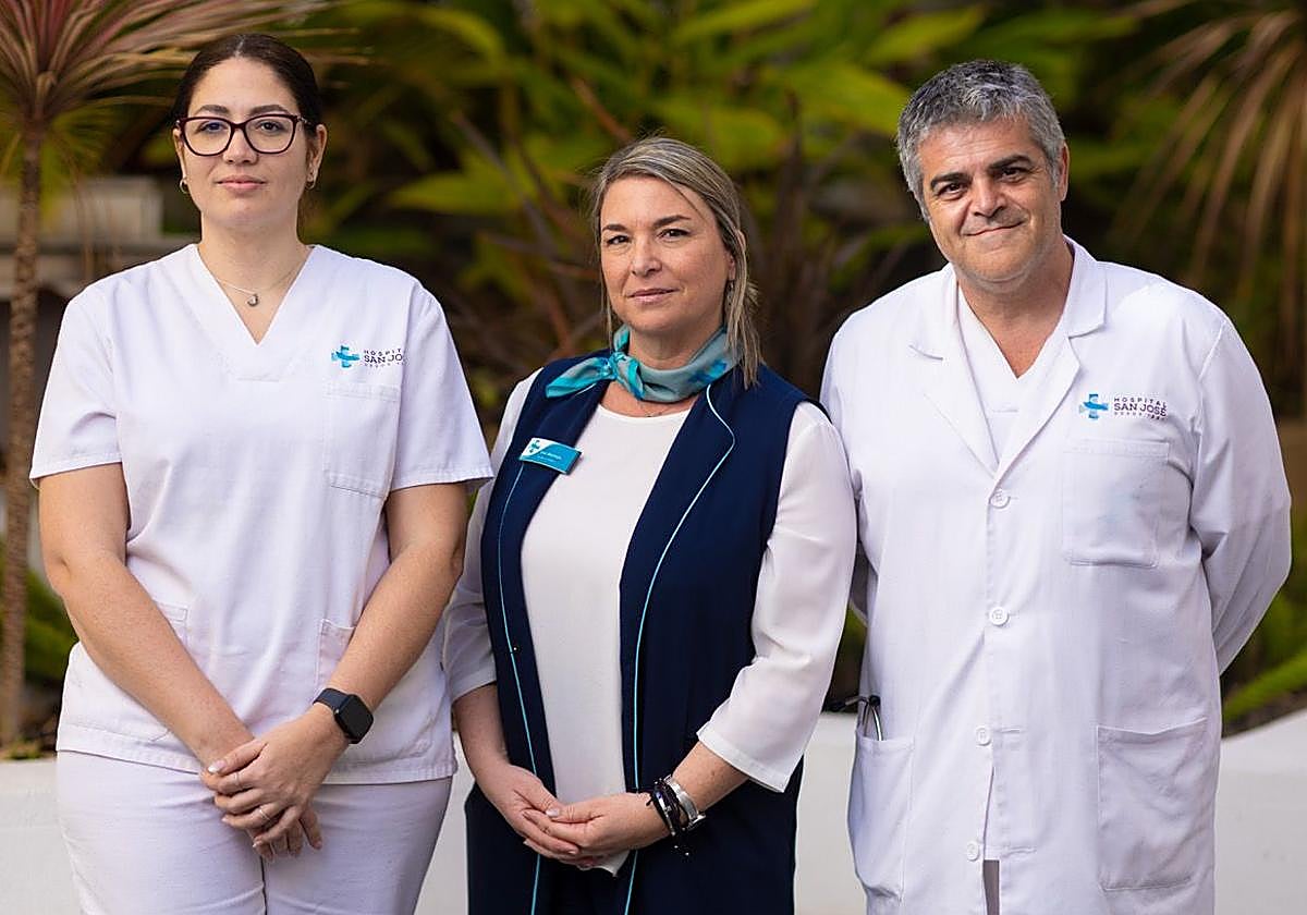 Ana Quevedo, coordinadora de Enfermería; Eva Alemán, coordinadora de Admisión, y Francisco Javier Balea, director médico.