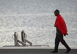 Imagen del rescate de las 235 personas en un cayuco por las salvamar Navia y Diphda.
