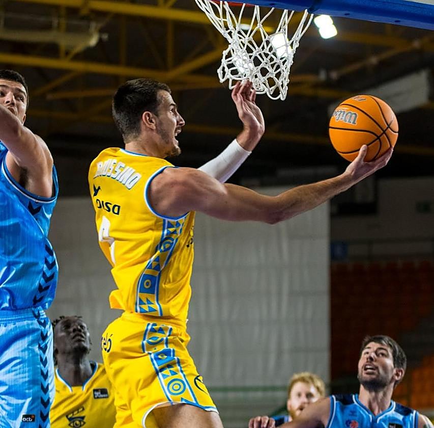 El alero argentino del Dreamland Gran Canaria, Nicolás Brussino, intenta anotar a aro pasado.