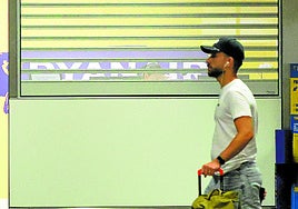 Imagen de archivo de un mostrador de Ryanair y un pasajero.