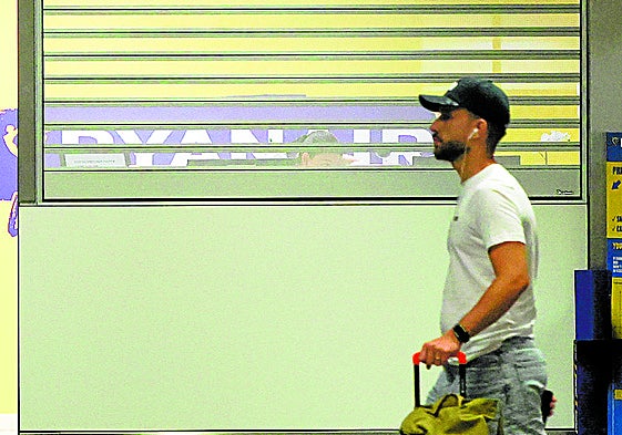 Imagen de archivo de un mostrador de Ryanair y un pasajero.