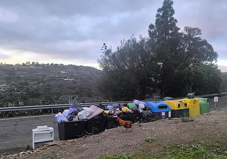 Contenedors desbordados en La Milagrosa estos días.