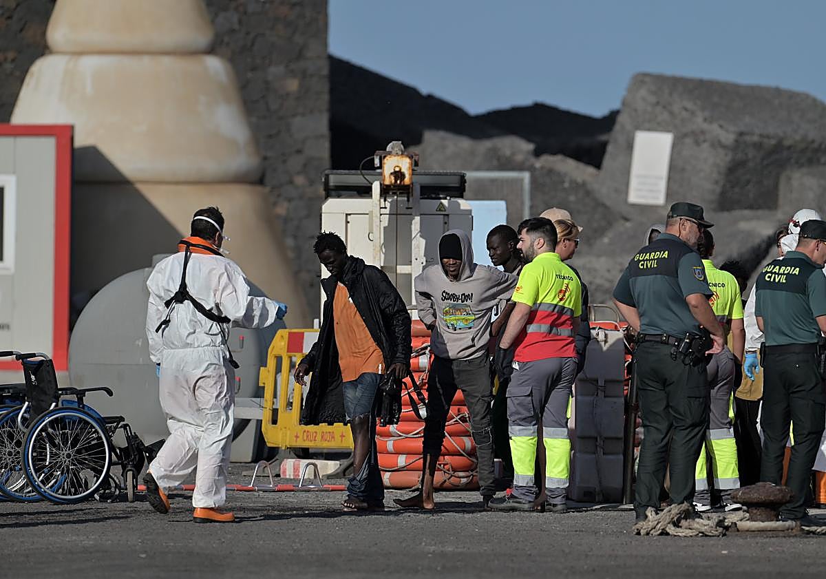 Imagen principal - Imágenes del rescate de las 235 personas en el cayuco de El Hierro.