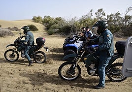 Agentes realizando batidas en las Dunas de Maspalomas.