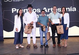 Premiados, junto con la consejera Aroa Revelo.