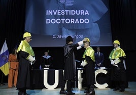 Javier Burgos fue investido doctor en el acto de apertura del curso.